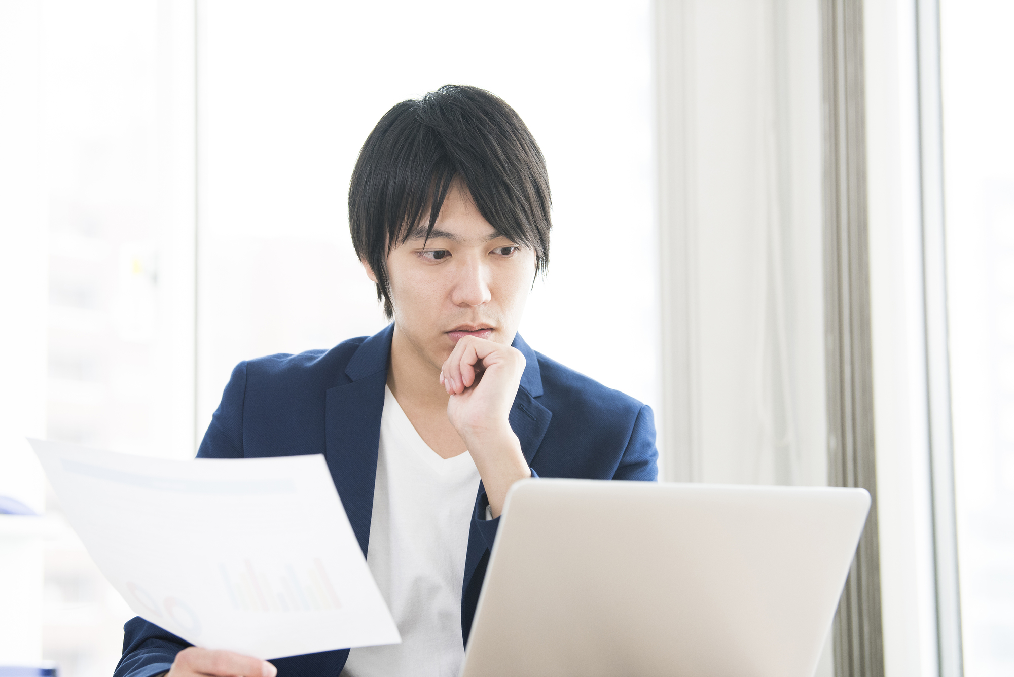 違いについて考えている男性